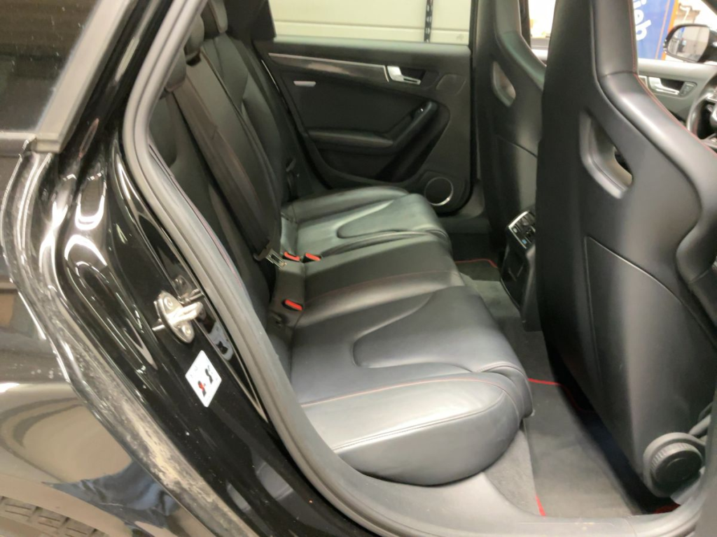 Audi RS4 Avant (4) V8 4.2 FSI S-tronic 7 quattro