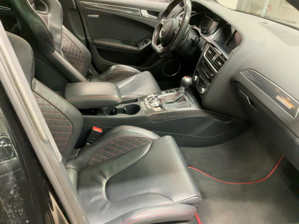 Audi RS4 Avant (4) V8 4.2 FSI S-tronic 7 quattro